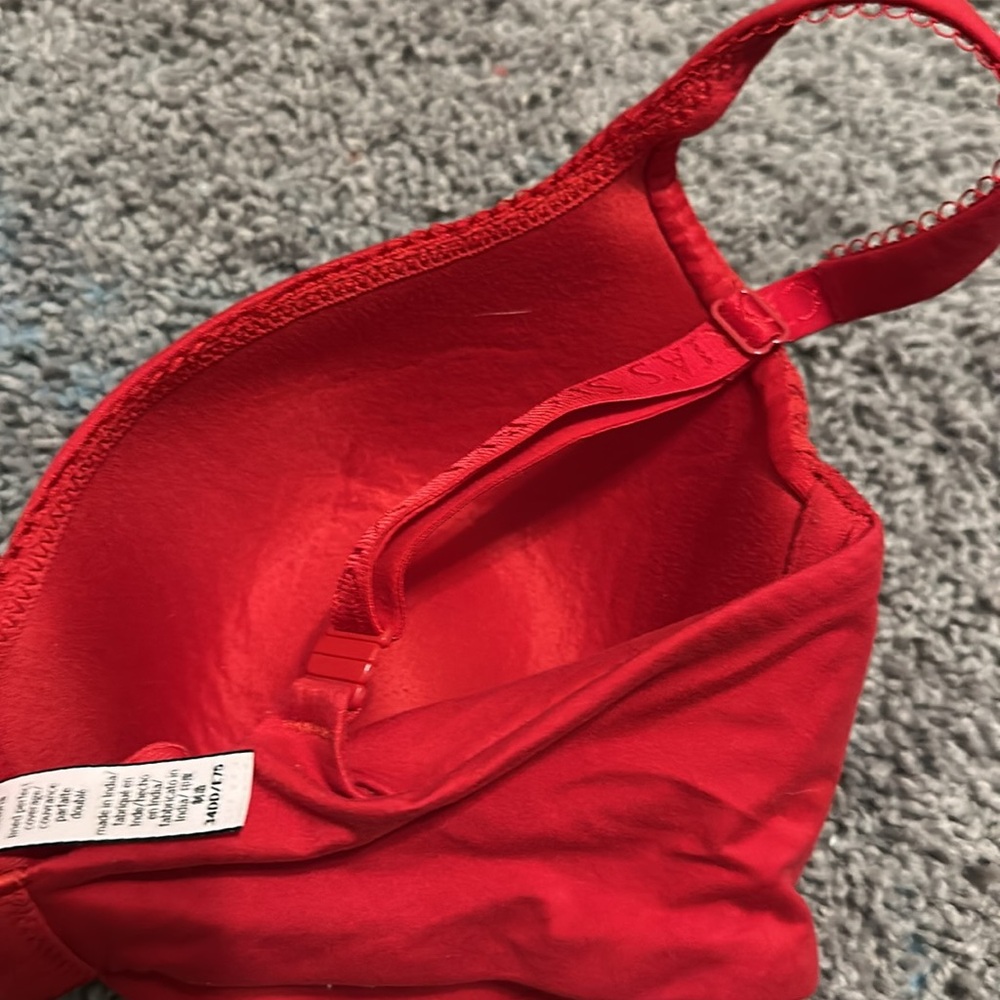 Body by Victoria’s Secret lined perfect coverage red bra size 34DD - Picture 7 of 8